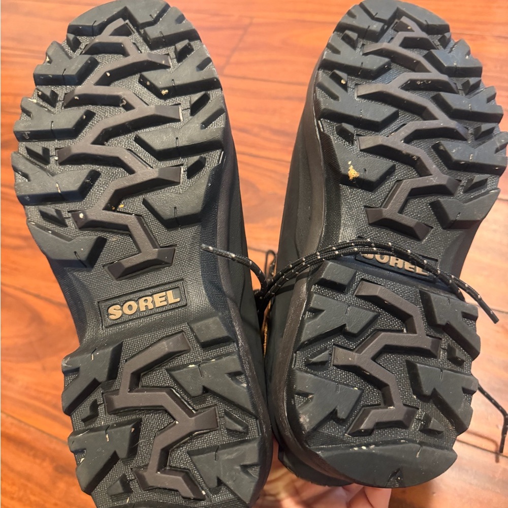 Sorel Tan and Black Leather Lace-Up Winter insulated Boots - Picture 7 of 10